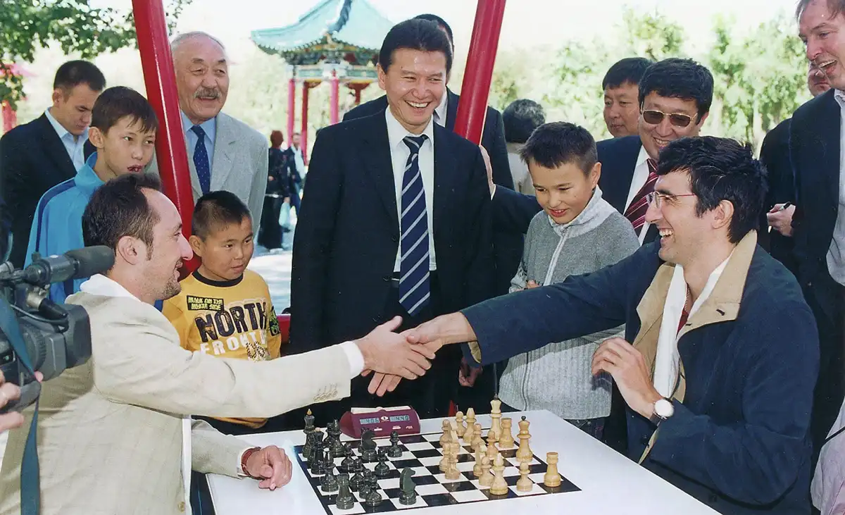 kramnik-topalov-2006-foto-ria-novosti-00001.webp