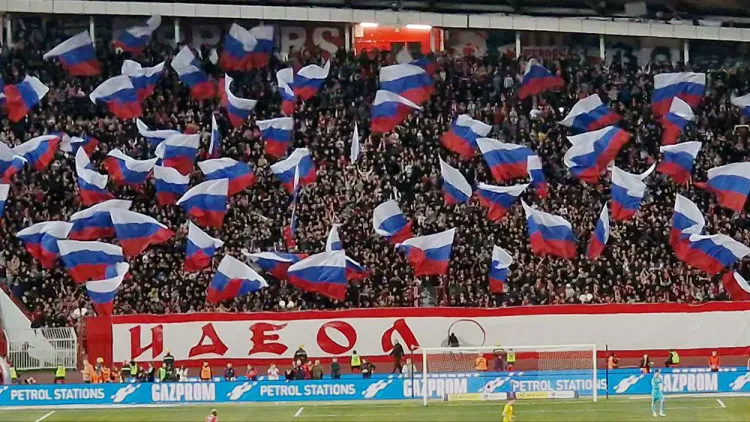 Братья навек. Десятки российских флагов развевались на матче «Црвены Звезды»