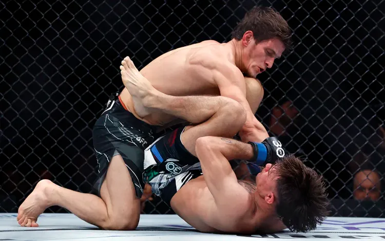 Евлоев разнёс бразильца в стиле Хабиба. Мовсар идёт за титулом Волкановски