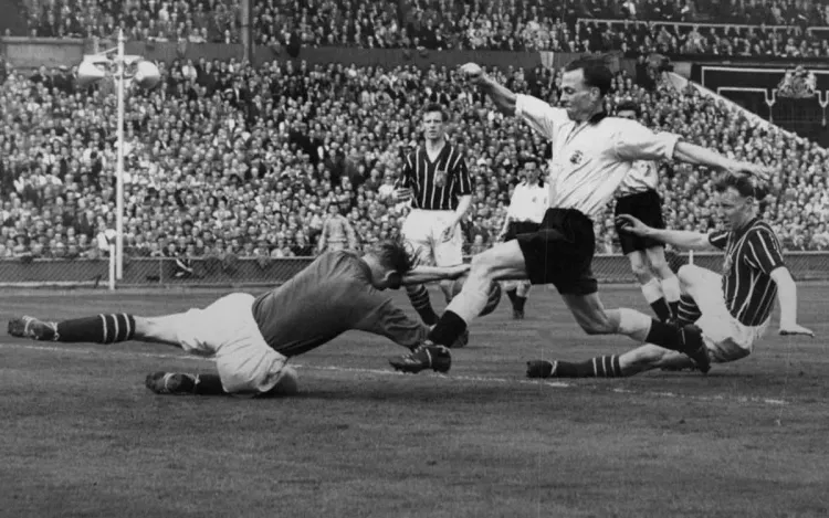 Вратарь «Ман Сити» сломал шею на поле. Но доиграл, находясь на волосок от смерти