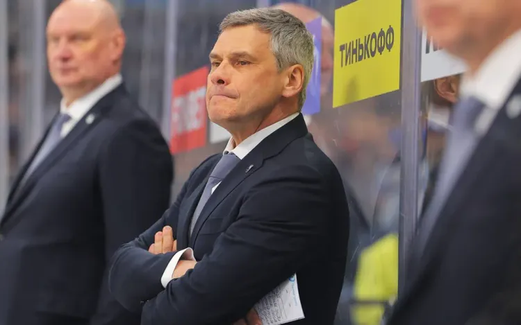 Больше всех побед, но нет Кубка. КХЛ назвала самого выигрывающего тренера