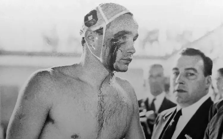 Вышли мстить «советским оккупантам». Матч закончился кровью в бассейне