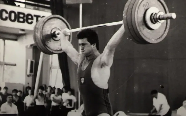 Выхватил медаль и демонстративно ушёл. Истерика на пьедестале стоила ему карьеры