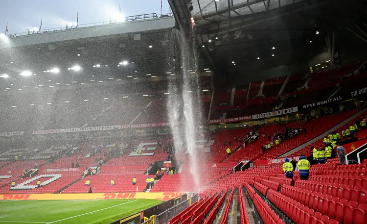 «Олд Траффорд» разваливается на глазах. После матча с «Арсеналом» случился потоп