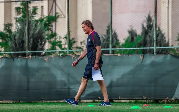 По мячу били, по-турецки говорили. В Анталье всё больше российского присутствия