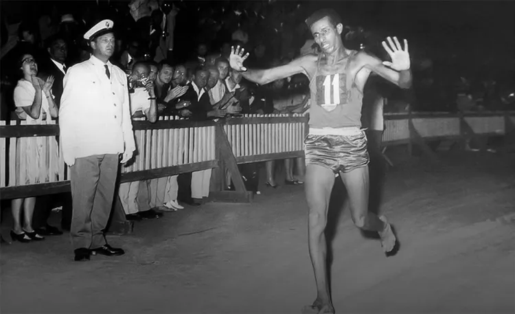 Самый странный марафон на Олимпиаде. Босой эфиоп выиграл забег при свете факелов