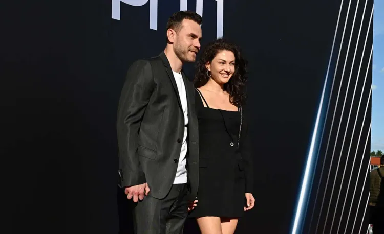 Увидел в клипе и влюбился. Кто защищает тыл лучшего российского вратаря XXI века?