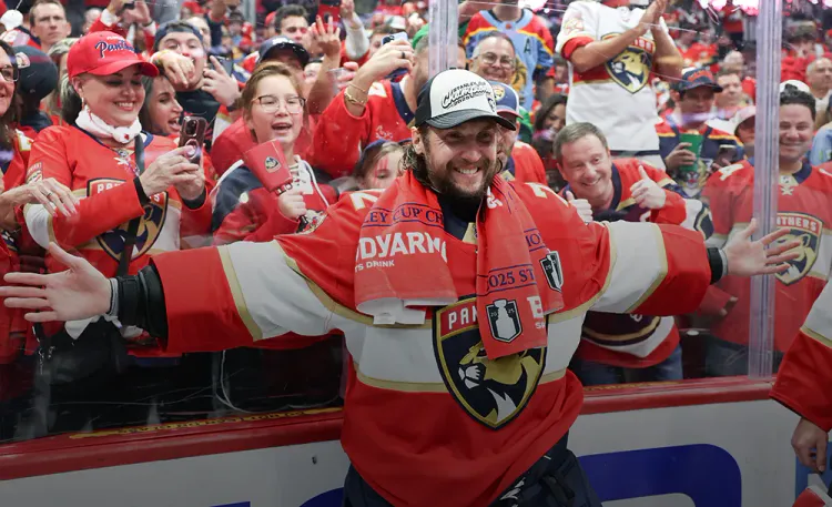 Скандировали имя Боба и развернули российский триколор. Америка рукоплещет нашему гению