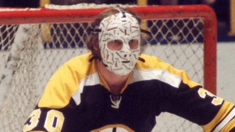 Её изобрели для спасения жизней, а она стала символом ужаса. История хоккейной маски