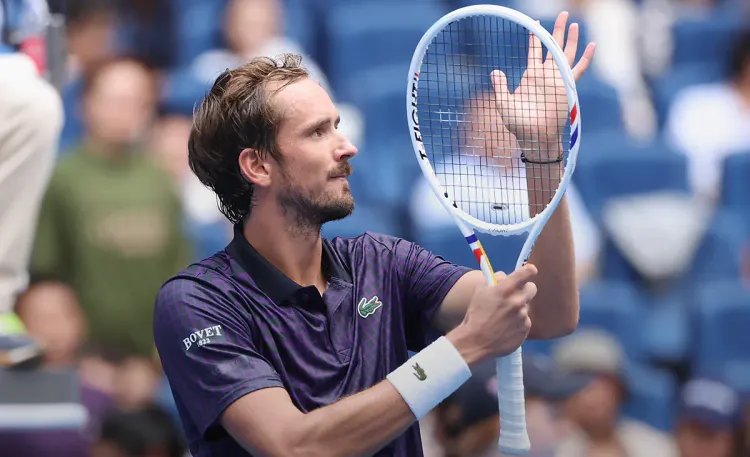 Довёл Зверева до истерики. Мотивированный Медведев врывается в полуфинал Пекина