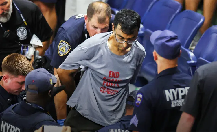 Дичь на US Open! Сумасшедший экоактивист приклеил себя к полу и сорвал важный матч