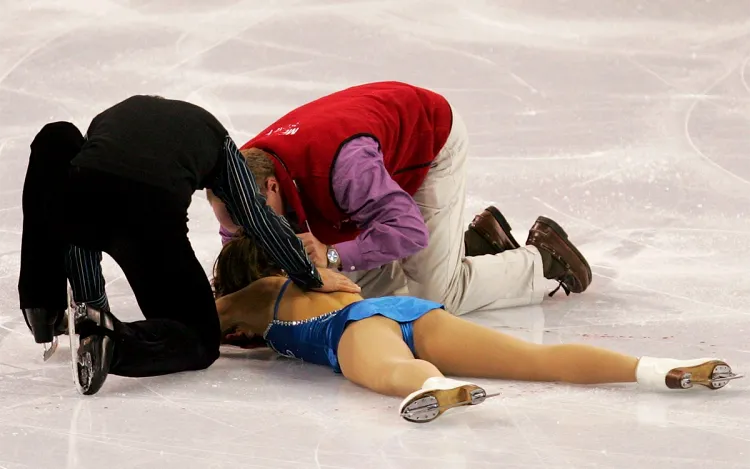 Триумф россиян омрачило страшное падение конкурентов. Фигуристка была неподвижна