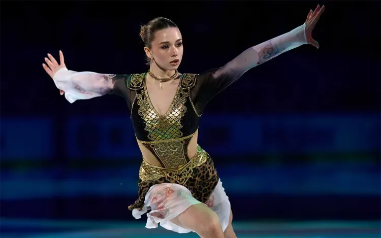 8 марта по-китайски. Валиеву в Шанхае осыпали цветами, игрушками и криками