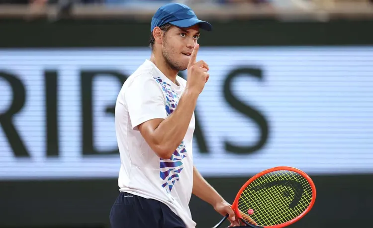 Мама вдохновляет на титулы. Забытый герой российского тенниса официально вернулся