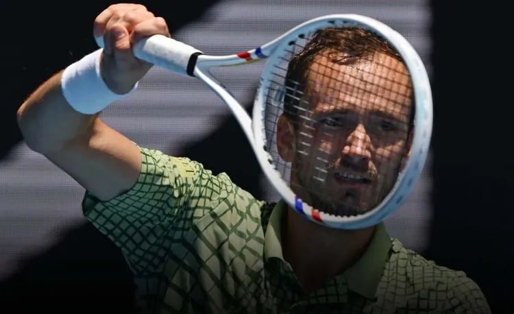 Медведев сражался с багажником, Мирра уколола тренера. Наши звёзды стартовали в Австралии