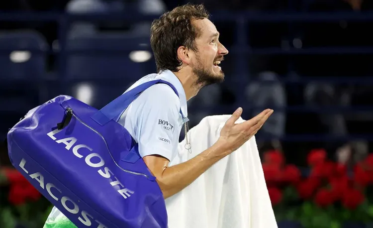 Медведев с треском проиграл в Дубае. Россиянин скандалил и ругался с судьёй