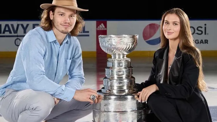 Умница и красавица в команде Сергачёва. Как выглядит жена самого дорогого защитника «Юты»