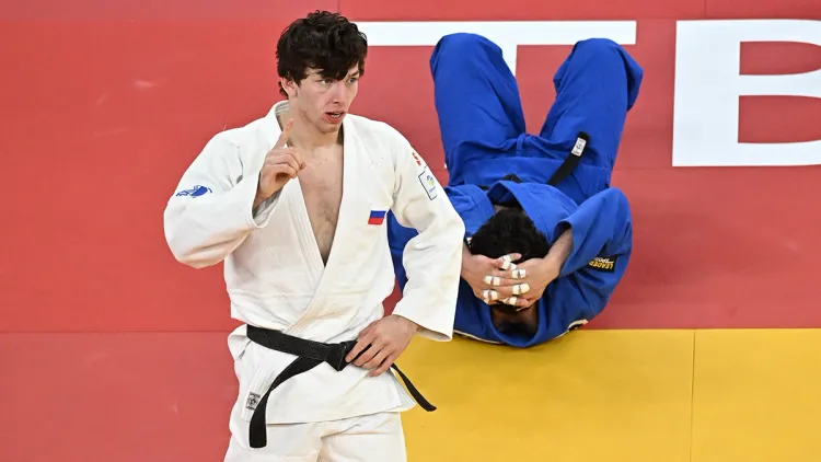 Освистали гимн, но продолжили слушать. Наш  чемпион одолел принципиального соперника