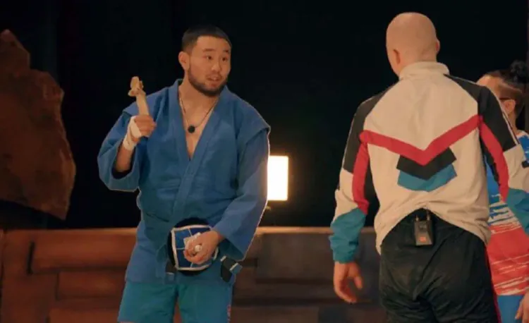 Драка на шоу «Титаны». Боец ММА прописал блогеру эффектную «двоечку»