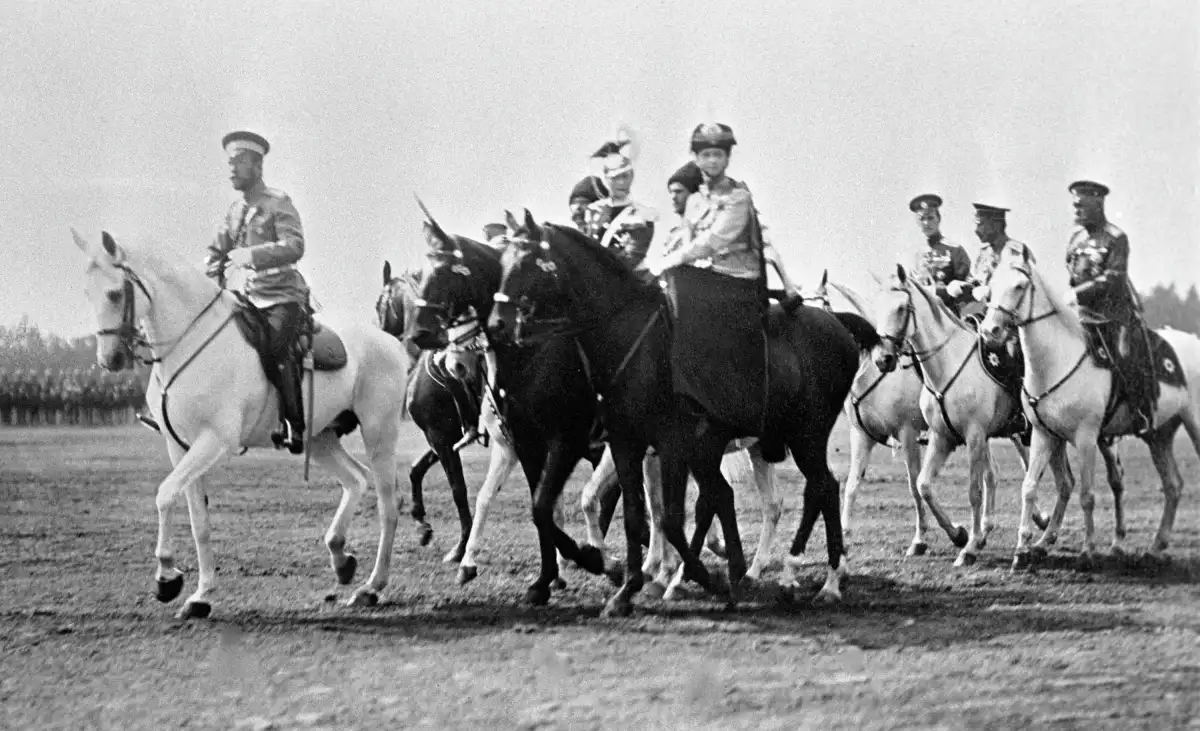 nikolay-II-s-dochermi-olgoy-i-tatyanoy-foto-ria-novosti.webp