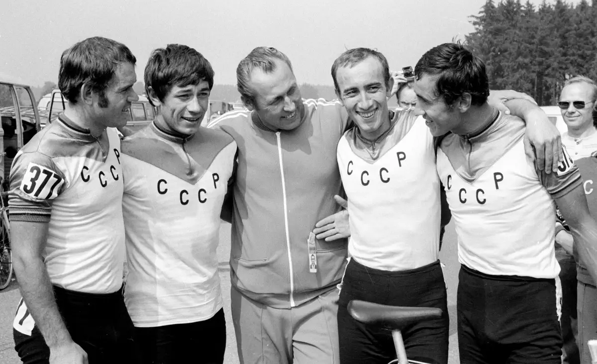 sleva_napravo_valeriy_lihachev_gennadiy_komnatov_trener_viktor_kapitonov.webp