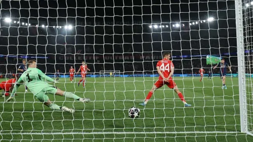 С широко открытыми вратами. «ПСЖ» и «Бавария» не пощадили Сафонова и Нойера