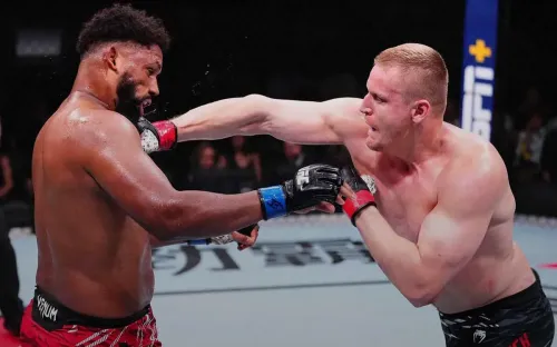 Соперник чудом остался на ногах. Русский «Десантник» от души отлупил доминиканца