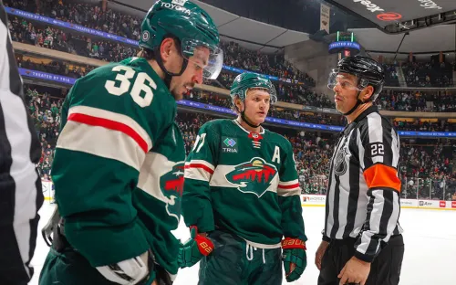 хоккеист автомобилист на белом фоне. стадион хк автомобилист. коварж автомобилист. победы автомобилиста. маттсон автомобилист.