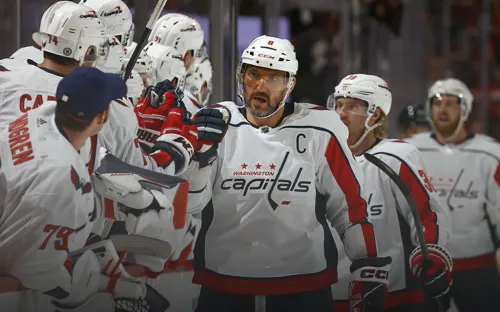 Овечкин вспомнил молодость. Ударил клюшкой американца и приблизился к Гретцки