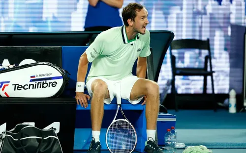 Медведев в бешенстве наорал на судью в Австралии. Даниила довёл отец соперника