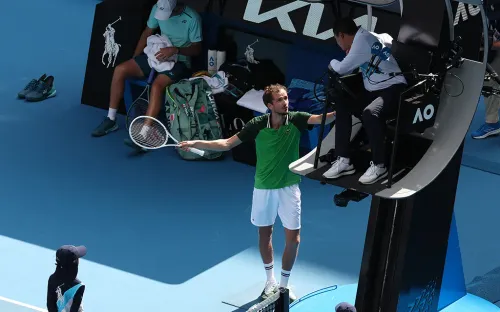 Поляк швырнул ракетку в Медведева. Судьи не обратили внимания на хамство