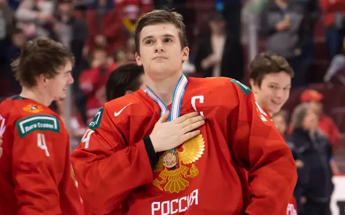 Российский хоккеист дерзко ответил канадским фанатам. Жест стал хитом в соцсетях