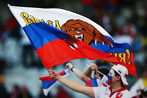Полиция отняла у россиянина флаг в финале Евро. Спасла символ страны испанская старушка