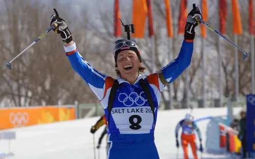 «Я представляла маму». Российская биатлонистка расплакалась после главной победы в жизни