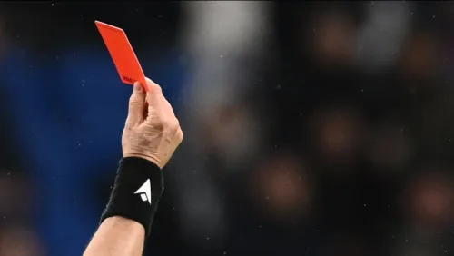 Футболисты хотели убить судью. Он показал 36 красных карточек и убежал!