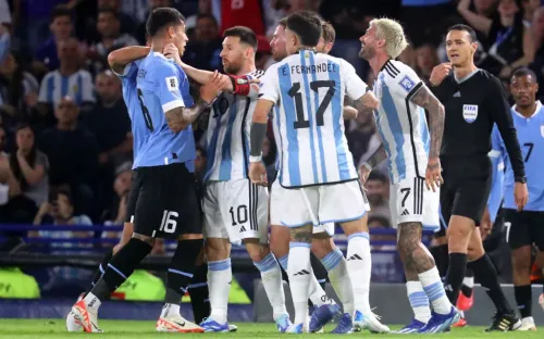 Месси схватил за горло игрока Уругвая. Но команда Лео всё равно уступила