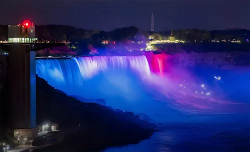 Ниагара в цветах триколора. Канадцы знатно оскандалились в день флага России