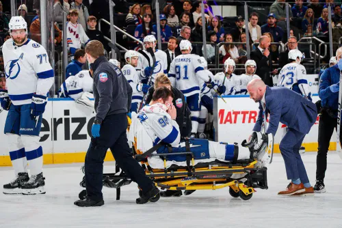 Жуткая травма сразу после возвращения. Русский защитник в слезах покинул лёд на носилках