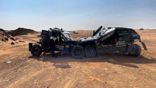 Российский гонщик попал в страшную аварию посреди пустыни. Ловушку поставили специально