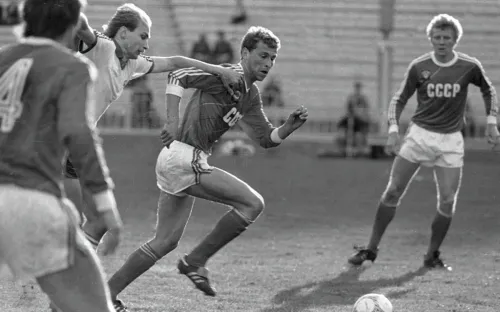 «Врачи помочь не смогли». Известного советского футболиста спасла от ампутации бабушка