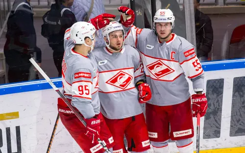 Убойное большинство «Спартака». «Амур» в матче с лидером подвела дисциплина