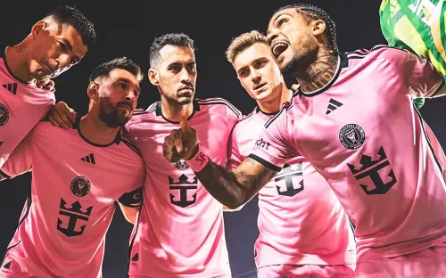 Защитник решил научить Месси футболу. Доказательство на фото