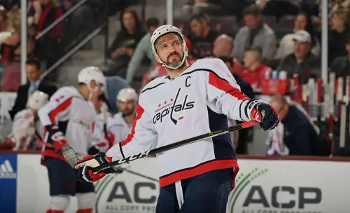 Суперсейв вратаря оставил Овечкина без гола. Зрители замерли от удивления