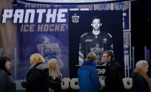 Хоккеист умер во время матча. Страшная трагедия в Британии