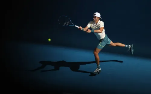 Теннисист упал в обморок и уехал с корта на коляске. Сопернику пришлось извиняться