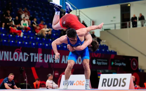 За три секунды до конца. Российский борец взорвал соцсети безумным трюком