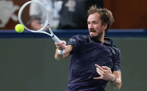 Измождённый Медведев сражается за Итоговый. Даня пробился в третий полуфинал кряду