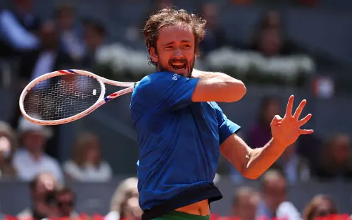 Медведев буксует. Надежды на трофей на грунте исчезают с каждой игрой