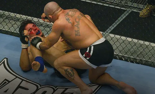 Победил в бою жизни ради больного раком отца. Но было поздно