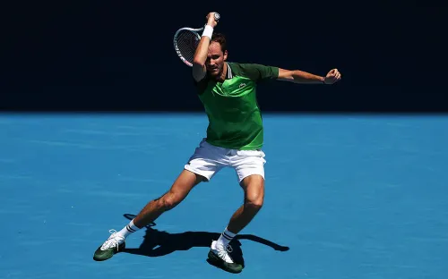 Драматичный старт Медведева. Соперник россиянина почти час героически терпел боль